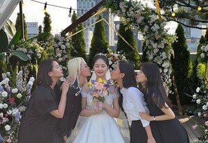 박나래♥김선웅, 선남선녀 결혼식…스피카 완전체 인증 [DA★]