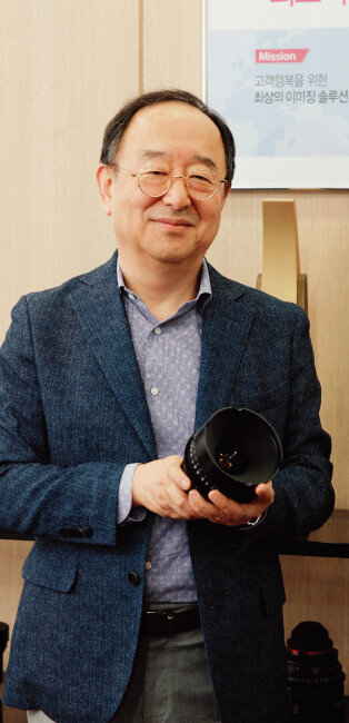 영화 촬영용 시네마 광각렌즈(XEEN)를 들고 있는 황충현 삼양옵틱스 대표. 황 대표는 기자에게 자사 대구경 렌즈를 건네며 찍어보라고 했다. XP85mm F1.2 렌즈로 촬영. [박해윤 기자]