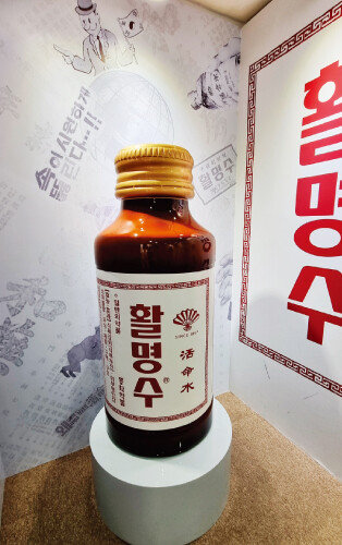 거대한 활명수와 거울을 배경으로 인생샷을 남길 수 있다. [구희언 기자]