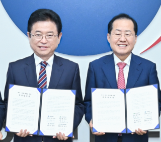 홍준표 대구시장(오른쪽)과 이철우 경북도지사는 지난해 10월 21일 대구·경북 행정 통합을 위한 공동합의문에 서명했다. 대구시