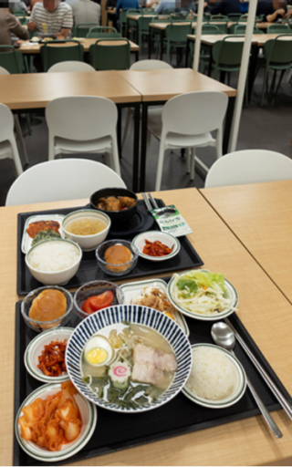 5월 2일 서울 영등포구 여의도 FKI타워 구내식당에서 배식한 ‘뚝배기에 담은 안동찜닭+납작당면’(위)과 돈코츠라멘. 조영철 기자