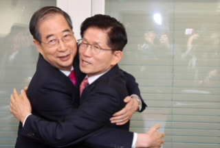 김문수 국민의힘 대선후보와 한덕수 전 국무총리가 5월 11일 서울 여의도 국민의힘 대선후보 사무실에서 회동에 앞서 포옹을 하고 있다. 동아DB