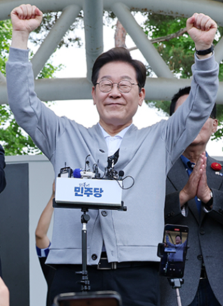 ‘골목골목 경청투어’에 나선 이재명 더불어민주당 대선후보가 5월 11일 전남 해남군 해남읍 인근 광장에서 연설을 마친 뒤 주민들에게 인사하고 있다. 이 후보는 옅은 톤의 카디건을 입어 부드러운 이미지를 연출했다. 뉴시스