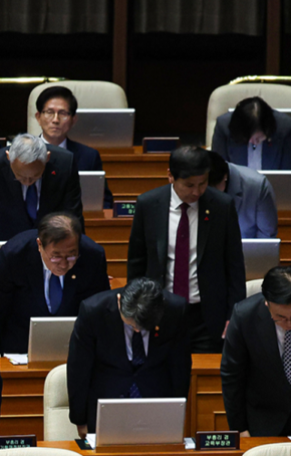 지난해 12월 11일 서울 여의도 국회에서 열린 제419회국회(임시회) 제1차 본회의 윤석열 대통령 위헌적 비상계엄 선포 내란행위 관련 긴급현안질문에서 국무위원들이 비상계엄 사태에 관해 대국민 사과를 할 때 고용노동부 장관이던 김문수 후보(맨 뒷줄 왼쪽)는 자리에 앉아 있었다. 뉴시스