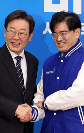 2024년 1월 22일 이재명 당시 더불어민주당 대표(왼쪽)가 국회에서 열린 인재 영입식에서 공영운 전 현대차 사장과 악수를 하고 있다. 동아DB