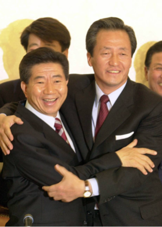 2022년 11월 15일 노무현 당시 새천년민주당 후보(왼쪽)가 단일화 협상을 위해 정몽준 당시 국민통합21 후보를 국회 귀빈식당에서 만나 인사하고 있다. 동아DB