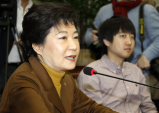 2012년 1월 12일 당시 한나라당 비상대책위원장 박근혜 전 대통령(왼쪽)과 당시 비대위원 이준석 개혁신당 대선후보. 동아DB