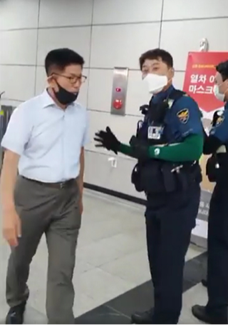 2020년 8월 17일 김문수 국민의힘 대선후보가 서울 지하철 9호선 국회의사당역 승강장에서 동행인 A씨에 대해 경찰이 보건소 강제 연행 조치를 하던 중 경찰과 실랑이를 벌였다. 페이스북