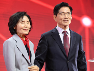 김문수 국민의힘 대선후보가 5월 3일 경기 일산 킨텍스에서 열린 제5차 전당대회에서 최종 후보로 확정된 뒤 아내 설난영 여사를 소개하고 있다. 동아DB