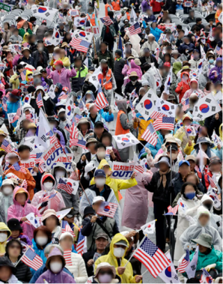 자유통일당이 5월 3일 서울 광화문에서 ‘반국가세력법치농단OUT’ 집회를 열고 윤석열 전 대통령 탄핵 무효 등을 촉구하고 있다. 뉴시스