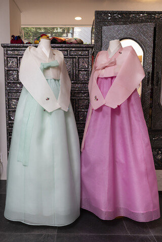 이재명 대통령의 부인 김혜경 여사가 6월 14일 큰아들 결혼식에서 착용한 한복(왼쪽). 조영철 기자