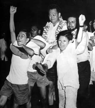 1959년 6월 리콴유 싱카폴 총리가 선거에서 승리하자 지지자들이 그를 업고 거리로 향하고 있다. Gettyimage