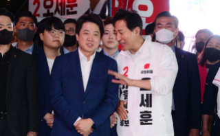 2022년 5월 31일 서울 중구 청계광장에서 열린 국민의힘 서울시장 선거유세에서 이준석 당시 국민의힘 대표(왼쪽)가 오세훈 후보와 대화를 하고 있다. 동아DB
