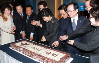 2012년 1월 30일 오후 서울 영등포구 당산동 그랜드컨벤션센터에서 열린 한나라당 중앙위원회 신년하례회. 당시 박근혜 비대위원장, 김문수 경기지사, 김태환 중앙위원회 위원장, 이주영 정책위 의장, 권영세 사무총장 등이 참석했다. 동아DB