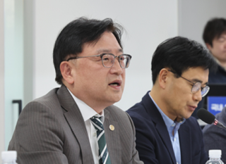 조준희 한국소프트웨어산업협회 회장이 2월 6일 서울 중구 국가인공지능위원회에서 열린 ‘국내 AI 산업 경쟁력 진단 및 점검 회의’에서 발언하고 있다. 뉴시스