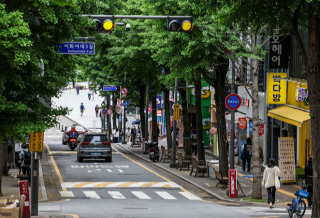 트렌드가 변하면서 한때 융성했던 지역이 자연스럽게 쇠퇴한 사례는 서울에서도 쉽게 찾아볼 수 있다. 사진은 이화여대 앞 상권. 뉴시스
