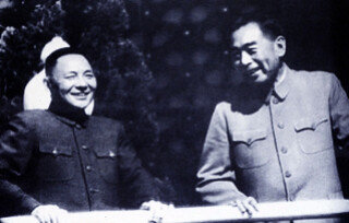 정치적 동료였던 덩샤오핑과 저우런라이. 저우는 1949년 10월부터 1976년 1월 사망할 때까지 중국의 국무원 총리로 재임했고, 덩샤오핑은 1978년부터 1992년 은퇴할 때까지 중국의 최고지도자였다. Gettyimage