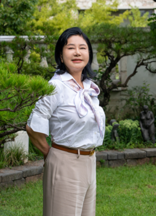 최연매 회장은 자연과 동화되는 삶을 지향하며 시간이 날 때마다 정원을 거닌다. 홍태식 객원기자