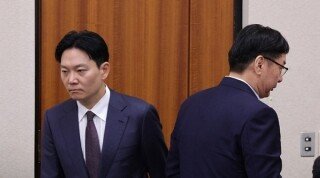 이화영 전 경기도평화부지사(오른쪽)가 10월 14일 서울 여의도 국회 법제사법위원회에서 열린 법무부 등에 대한 국정감사에서 의원 질의를 마친 후 자신의 대북 송금 사건을 수사했던 박상용 법무연수원 교수를 지나치고 있다. 뉴스1