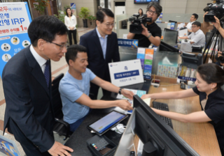 2017년 4월 ‘근로자퇴직 급여 보장법 시행령 개정안’이 의결됨에 따라 자영업자를 포함한 취업자가 개인형 퇴직연금에 가입할 수 있게 됐다. 사진은 서울 중구 신한은행 본점에서 한 자영업자 고객이 개인형 퇴직연금 IRP에 가입하는 모습. 뉴스1