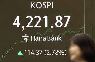 2025년 11월 3일 서울 중구 하나은행 본점 딜링룸 전광판에 코스피 종가가 표시되고 있다. 이날 코스피는 종가 기준 역대 최고치를 기록했다. 뉴스1