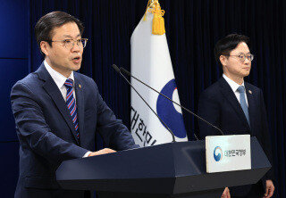 여한구 통상교섭본부장(왼쪽)과 김정관 산업통상부 장관이 지난해 11월 14일 서울 종로구 정부서울청사에서 한미 관세 협상 팩트시트 및 MOU 관련 브리핑을 하고 있다. 뉴스1