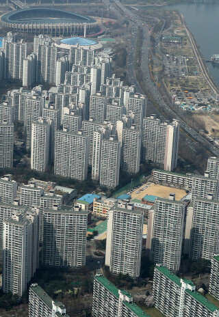 부동산업계에서는 6·3지방선거 이후인 7월 세제개편안 발표 시점에 부동산 세제의 밑그림이 공개될 것으로 보고 있다. 뉴스1