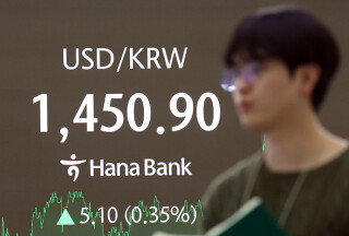 1월 8일 서울 중구 하나은행 본점 딜링룸 전광판에 원달러 환율이 1450원을 넘어 상승세를 보이고 있다. 이날 코스피 지수는 전거래일 대비 1.31(0.03%) 포인트 상승한 4,552.37로 장을 마감했다. 뉴스1