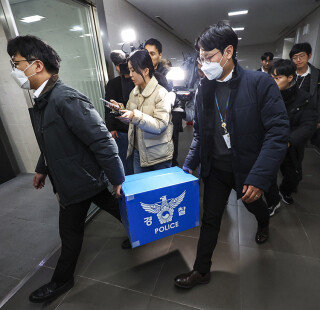 경찰이 대규모 개인정보 유출 사태를 빚은 쿠팡을 상대로 강제 수사에 나선 1월 9일 오후 서울 송파구 쿠팡 본사 사무실에서 압수수색을 마친 경찰들이 압수품을 차량으로 옮기고 있다. 동아DB