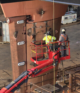 2025년 12월 22일(현지 시간) 미국 펜실베이니아주 필라델피아에 위치한 한화필리조선소의 건선거에서 근로자들이 용접 작업을 하고 있다. 뉴스1