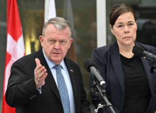 라르스 뢰케 라스무센 덴마크 외교장관(왼쪽)과 비비안 모츠펠트 그린란드 외교장관이 1월 14일(현지 시간) 미국 워싱턴에서 기자회견을 하고 있다. 두 사람은 이날 J D 밴스 미 부통령, 마코 루비오 미 국무장관 등과 미국이 합병을 추진하는 덴마크령 그린란드 문제를 논의했지만 이견을 좁히지 못했다. AP뉴시스