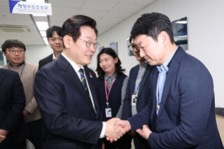 이재명 대통령이 2025년 12월 23일 부산 동구 수정동 해양수산부 임시청사에서 열린 개청식을 마치고 북극항로 추진본부를 방문해 직원들을 격려하고 있다. 청와대사진기자단