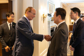 이재명 대통령이 2025년 9월 22일(현지 시간) 미국 뉴욕의 한 호텔에서 세계경제포럼 의장인 래리 핑크 블랙록 회장(왼쪽에서 두 번째)을 접견하고 있다. 뉴스1