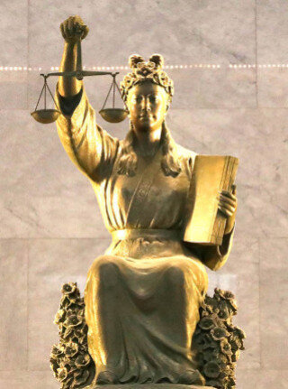 서울 서초구 대법원 로비에 세워져 있는 정의의 여신상. 그리스신화 속 ‘정의의 여신’인 디케를 모델로 했다. 뉴시스