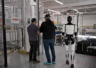 일론 머스크 테슬라 최고경영자(CEO)는 1월 22일  “궁극적으로는 사람보다 로봇이 더 많아질 것이며, 나아가 로봇에게 더는 부탁할 일이 없는 단계까지 도달할 것”이라고 전망했다. 사진은 테슬라의 로봇 옵티머스. 테슬라 유튜브 캡처