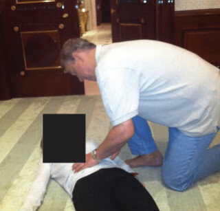 미국 법무부는 1월 30일(현지 시간) 찰스 3세 영국 국왕의 동생인 앤드루 전 왕자가 바닥에 누워 있는 여성의 배에 손을 올리고 있는 사진을 공개했다. AP뉴시스