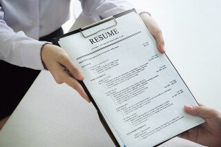 인공지능(AI)은 빠르게 분석하지만 판단하지는 않는다. 그래서 기업은 결국 사람을 찾는다. Gettyimage