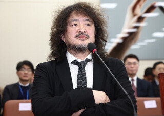 방송인 김어준 씨가 2024년 12월 13일 서울 여의도 국회에서 열린 과학기술정보방송통신위원회 전체회의에 출석, 질의에 답변하고 있다. 3월 10일 김 씨의 유튜브 채널 ‘김어준의 뉴스공장’에서 장인수 전 MBC 기자가 이재명 대통령의 공소취소 거래 의혹을 제기했다. 뉴스1