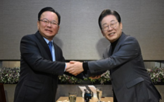2025년 2월 24일 이재명 당시 더불어민주당 대표(오른쪽)가 서울 여의도의 한 식당에서 김부겸 전 국무총리를 만나 악수하고 있다. 동아DB