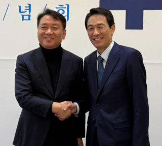 우상호 전 청와대 정무수석(오른쪽)이 2026년 3월 2일 강원도 원주 인터불고호텔에서 열린 자신의 저서 '대통령 이재명과의 동행' 출판기념회에서 이광재 전 강원도지사와 기념 촬영을 하고 있다. 뉴시스