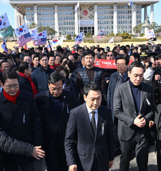 장동혁 국민의힘 대표(맨 앞 가운데)를 비롯한 당 지도부가 3월 3일 서울 여의도 국회 본관 앞에서 청와대를 향한 도보행진에 나선 가운데, 한편에선 “Yoon, again”이라는 플래카드를 펼친 윤석열 전 대통령 지지자들이 운집하며 현장은 고성과 혼란에 휩싸였다. 동아DB