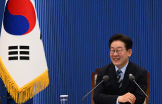 이재명 대통령이 3월 12일 청와대에서 열린 수석보좌관회의에 참석해 웃고 있다. 동아DB