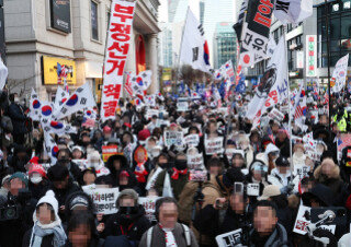 12·3비상계엄 사태 1년이 된 2025년 12월 3일 보수 단체가 여의도 국민의힘 당사 앞에서 ‘윤어게인’ 집회를 벌이고 있다. 동아DB