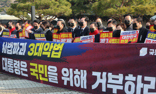 국민의힘 장동혁 대표와 송언석 원내대표를 비롯한 의원들이 3월 5일 서울 종로구 청와대 사랑채 앞 분수대에서 현장 의원총회를 열고 이재명 대통령에게 사법3법 거부권 행사를 요구하는 내용의 기자회견을 열고 있다. 동아DB