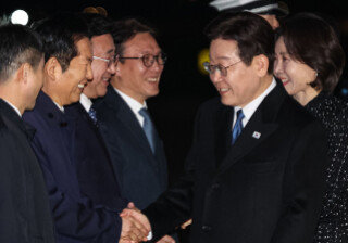 싱가포르·필리핀 국빈 방문 일정을 마친 이재명 대통령이 3월 4일 경기 성남 서울공항에 도착해 정청래 더불어민주당 대표와 악수하고 있다. 뉴스1