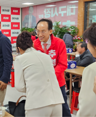 추경호 국민의힘 대구시장 후보가 5월 14일 대구 수성구 선거사무소에서 지지자와 악수하고 있다. 최진렬 기자
