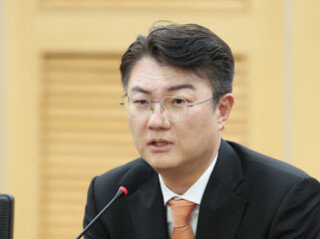 김정철 개혁신당 서울시장 후보가 5월 4일 국회에서 열린 ‘사법내란 저지를 위한 수도권 광역단체장 후보자 긴급 연석회의’에서 발언하고 있다. 뉴스1