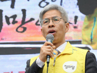 권영국 정의당 서울시장 후보가 4월 20일 서울 영등포구 국회의사당역 인근에서 열린 전국장애인부모연대 결의대회에서 발언하고 있다. 뉴스1