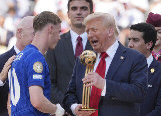 2025년 7월 미국에서 열린 FIFA 클럽 월드컵 결승 트로피 수여식에 참석한 도널드 트럼프 대통령. 뉴시스