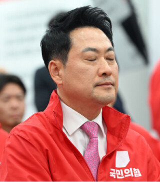 장동혁 국민의힘 대표가 6월 3일 오후 서울 여의도 국민의힘 중앙당사에 마련된 국민의힘 개표상황실에서 제9회 전국동시지방선거 개표방송 출구조사 결과를 시청하며 생각에 잠겨 있다. 동아DB
